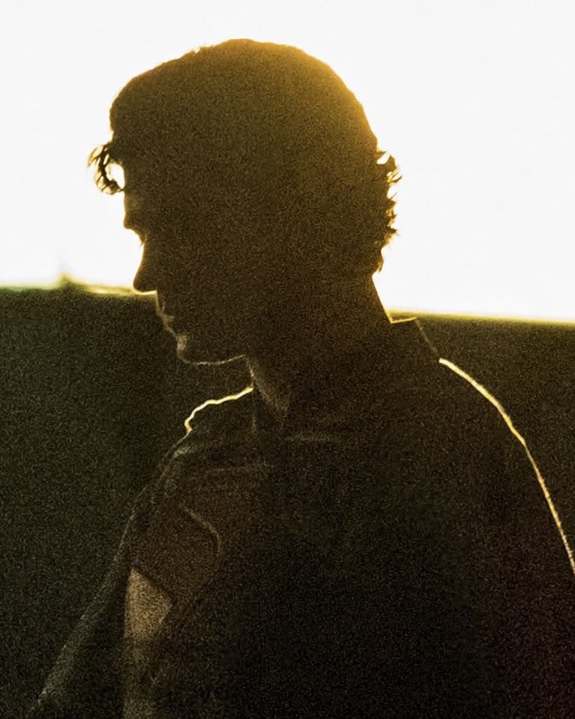 vixensupes's tweet photo. Still crazy to me that these are set pics where he’s not even trying to be Superman… just photos someone  happened to get https://t.co/chWy1oHjIm