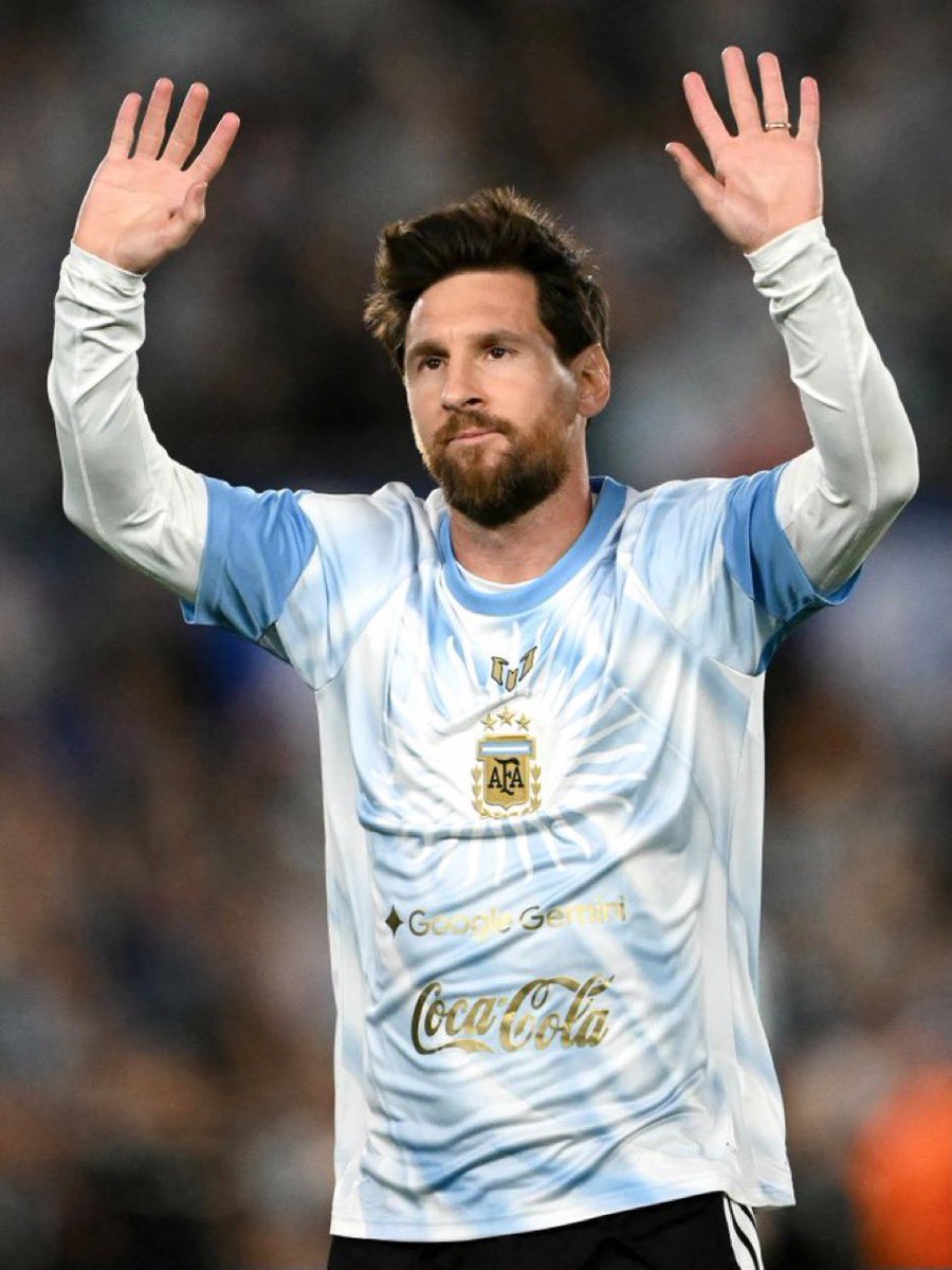 lg_castello97's tweet photo. Ser um gênio é muito mais do que fazer aquilo que ninguém consegue fazer. É fazer milhões de pessoas, em lugares diferentes, com histórias diferentes e até com camisas diferentes, sentirem exatamente a mesma coisa. Messi foi isso. https://t.co/2z7T44vJ6d