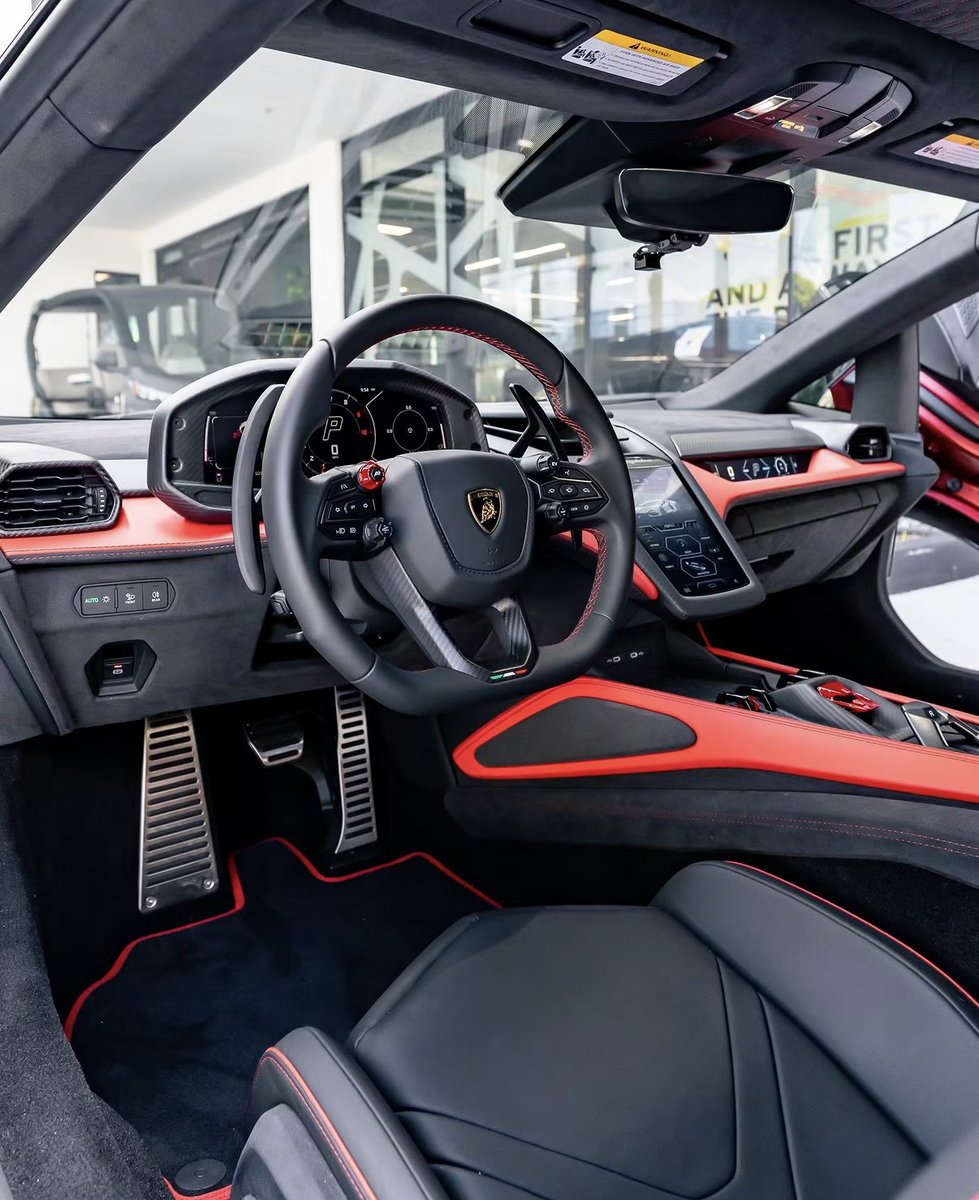 LuxuryCars365's tweet photo. Lamborghini Revuelto ‼️ https://t.co/7xoAWfbW5z