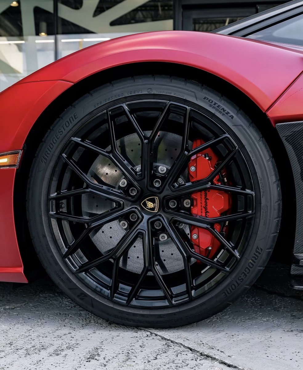 LuxuryCars365's tweet photo. Lamborghini Revuelto ‼️ https://t.co/7xoAWfbW5z