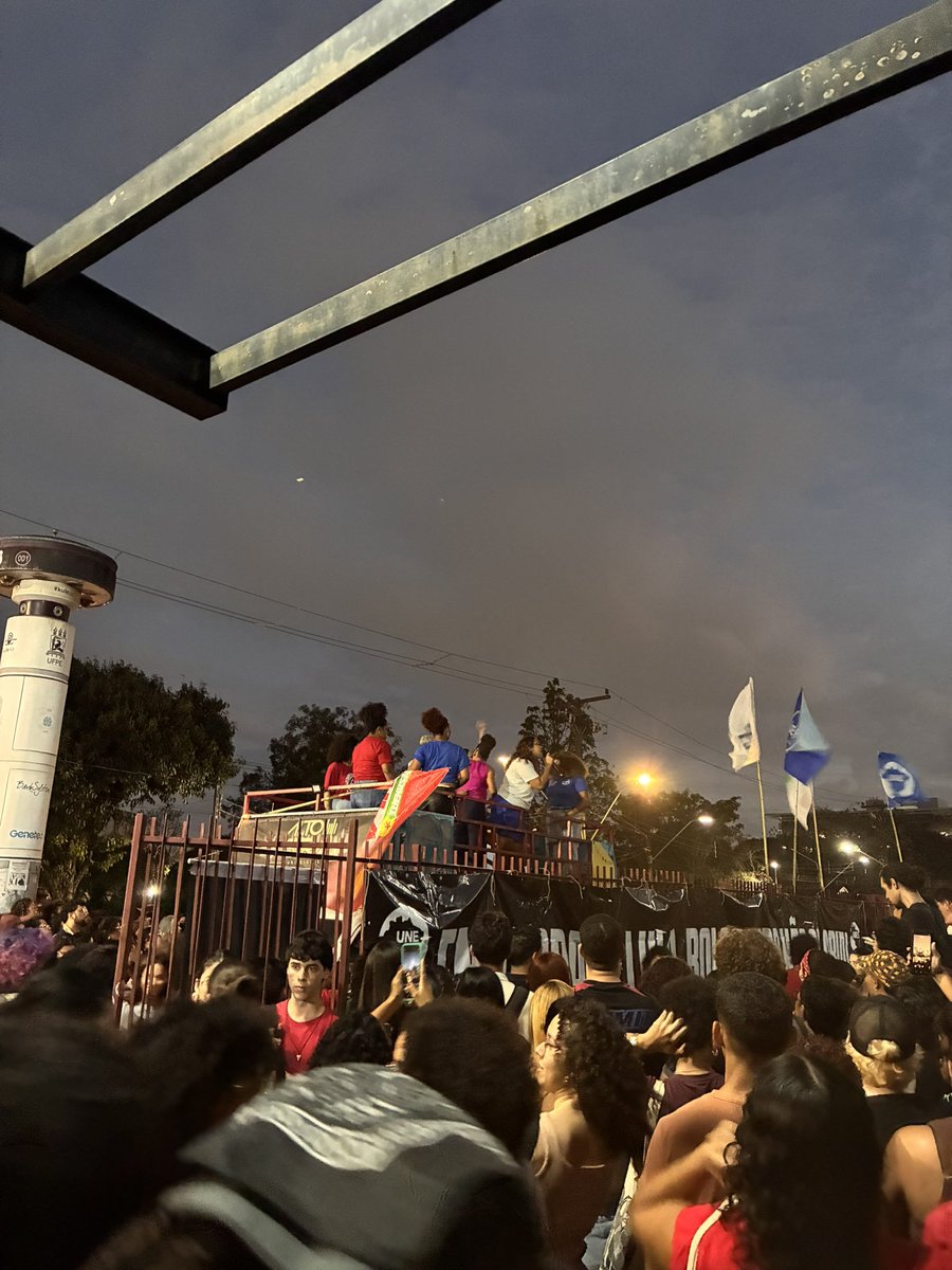 celispector's tweet photo. UFPE LINDA!!!!! VIVA A UNIVERSIDADE PÚBLICA E DEMOCRÁTICA https://t.co/GVtJXzSCUd