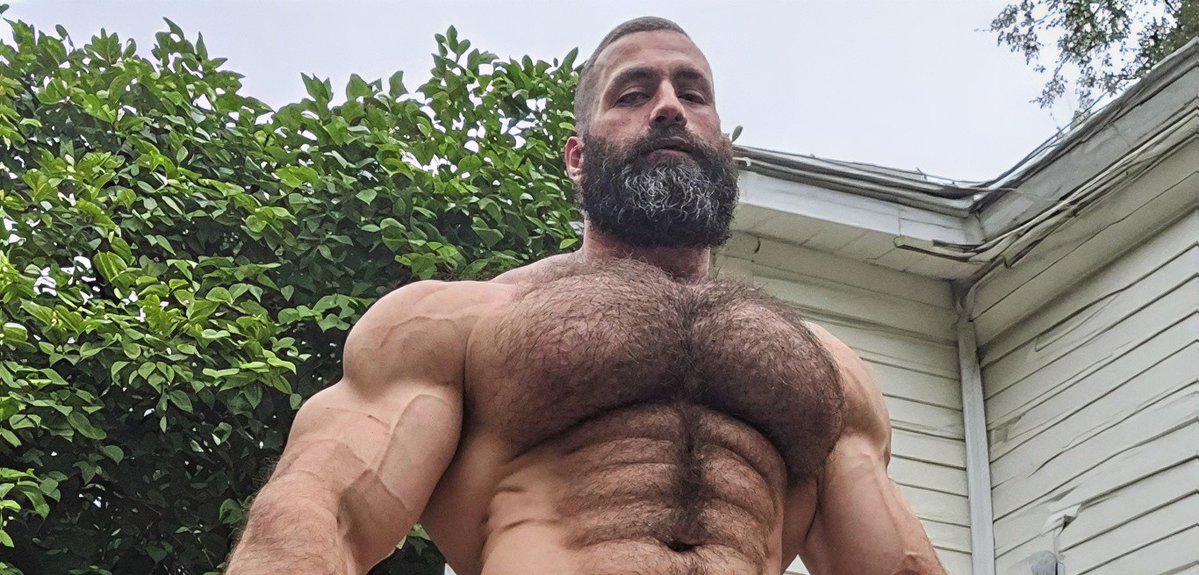 HimFlexer's tweet photo. Backyard, beard, and way too much chest.

click link for vid
https://t.co/3i1hCHSa0s

Patreon: https://t.co/uy8Ggbqqyy

#Muscle #HairyChest #BigGuys https://t.co/r5RTe231Va
