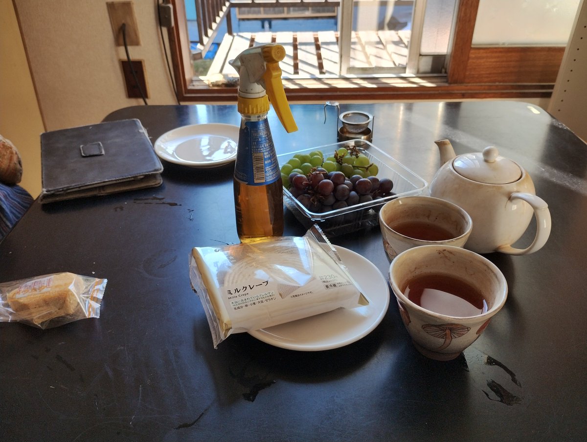 benitenmaru's tweet photo. おはよう新居。
初めて新居に泊まった。まだ生活領域が後回しでごちゃごちゃだけど新鮮。そして商店街に面してるからなんとなく賑やかだ。あぁ～もう引っ越さなくていいんだわ。 https://t.co/Gvn0kWccdO