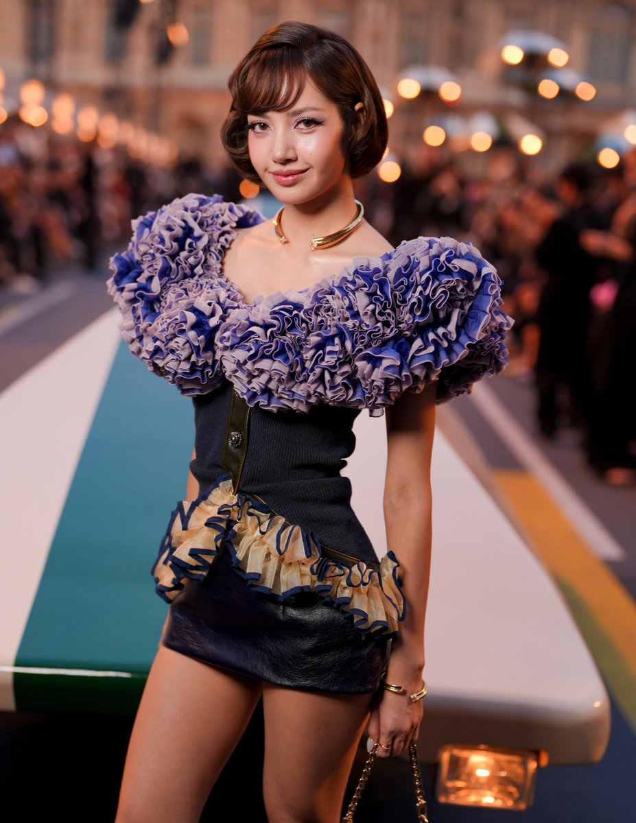 JumpTrailers's tweet photo. LISA at the Louis Vuitton fashion show

📸 (Getty) https://t.co/1ZnzCTcq9E