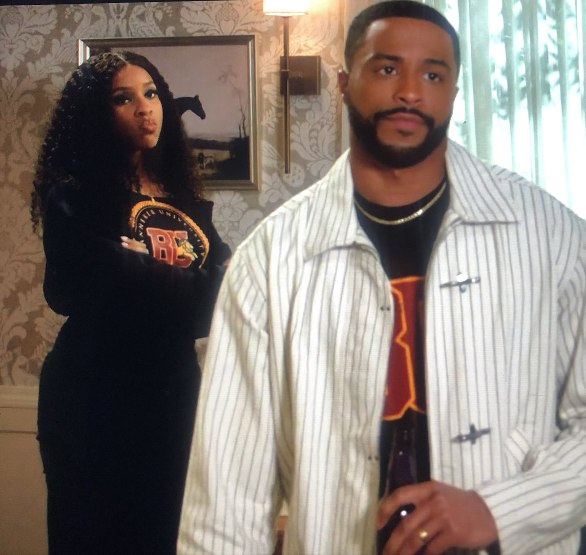 soocrazy4's tweet photo. She got his back , front , and side 😻☺️🤏🏾#beyondthegates #jacomi https://t.co/Xub9LkKGTy