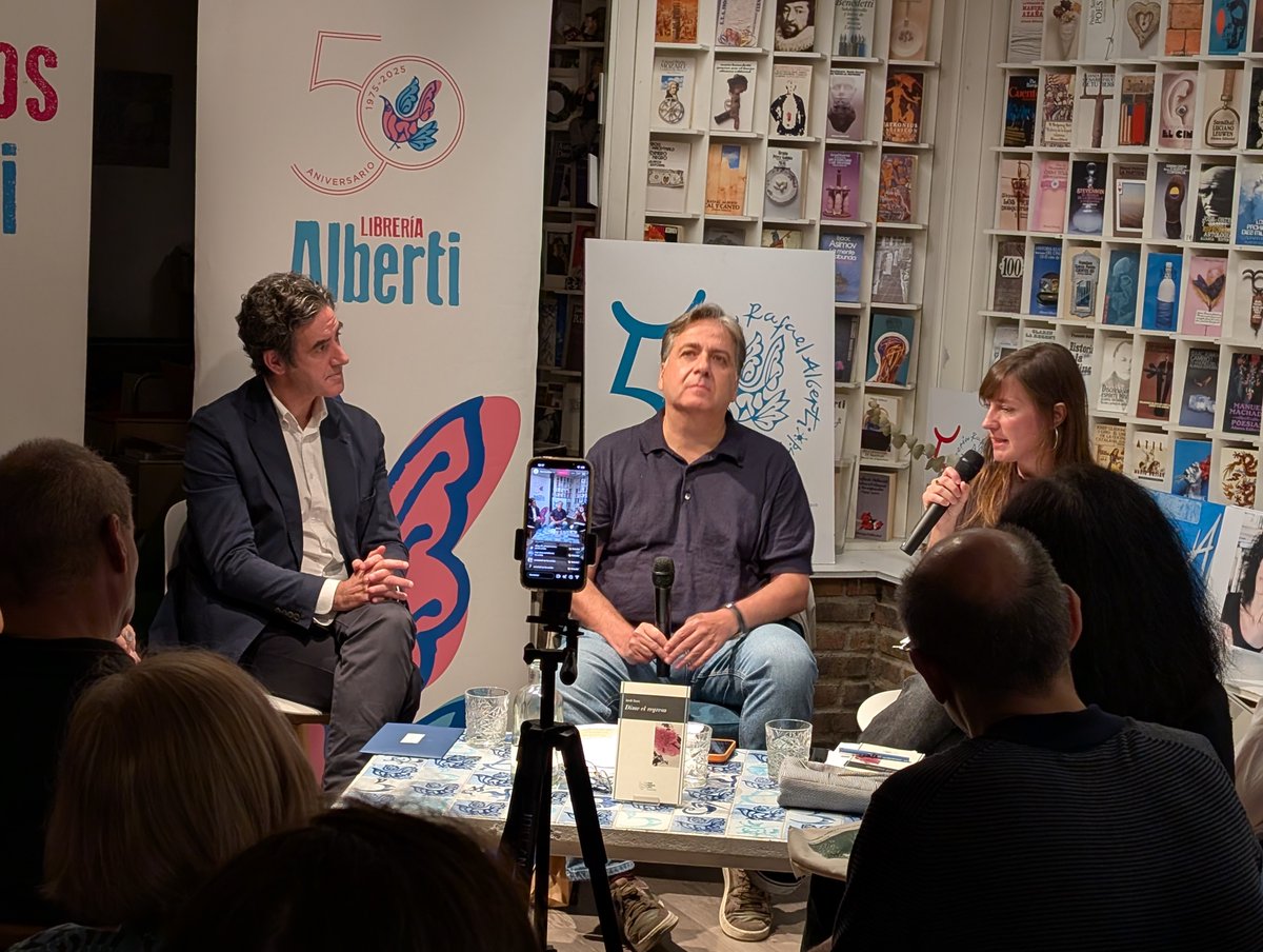 Calbarro's tweet photo. El viernes pasado tuvimos el placer de asistir a la presentación de un gran libro: 'Dime el regreso', de @JordiDoce. Lo presentaron la sagaz Azahara Alonso y el editor de Vandalia en la @FundacionJMLara, Ignacio F. Garmendia. Conversación y poesía en la @LibreriaAlberti. https://t.co/4IxbBfLcvm