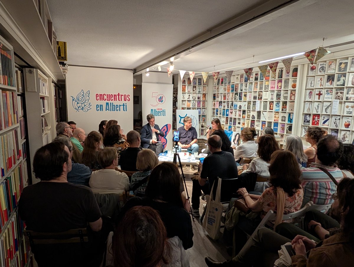 Calbarro's tweet photo. El viernes pasado tuvimos el placer de asistir a la presentación de un gran libro: 'Dime el regreso', de @JordiDoce. Lo presentaron la sagaz Azahara Alonso y el editor de Vandalia en la @FundacionJMLara, Ignacio F. Garmendia. Conversación y poesía en la @LibreriaAlberti. https://t.co/4IxbBfLcvm