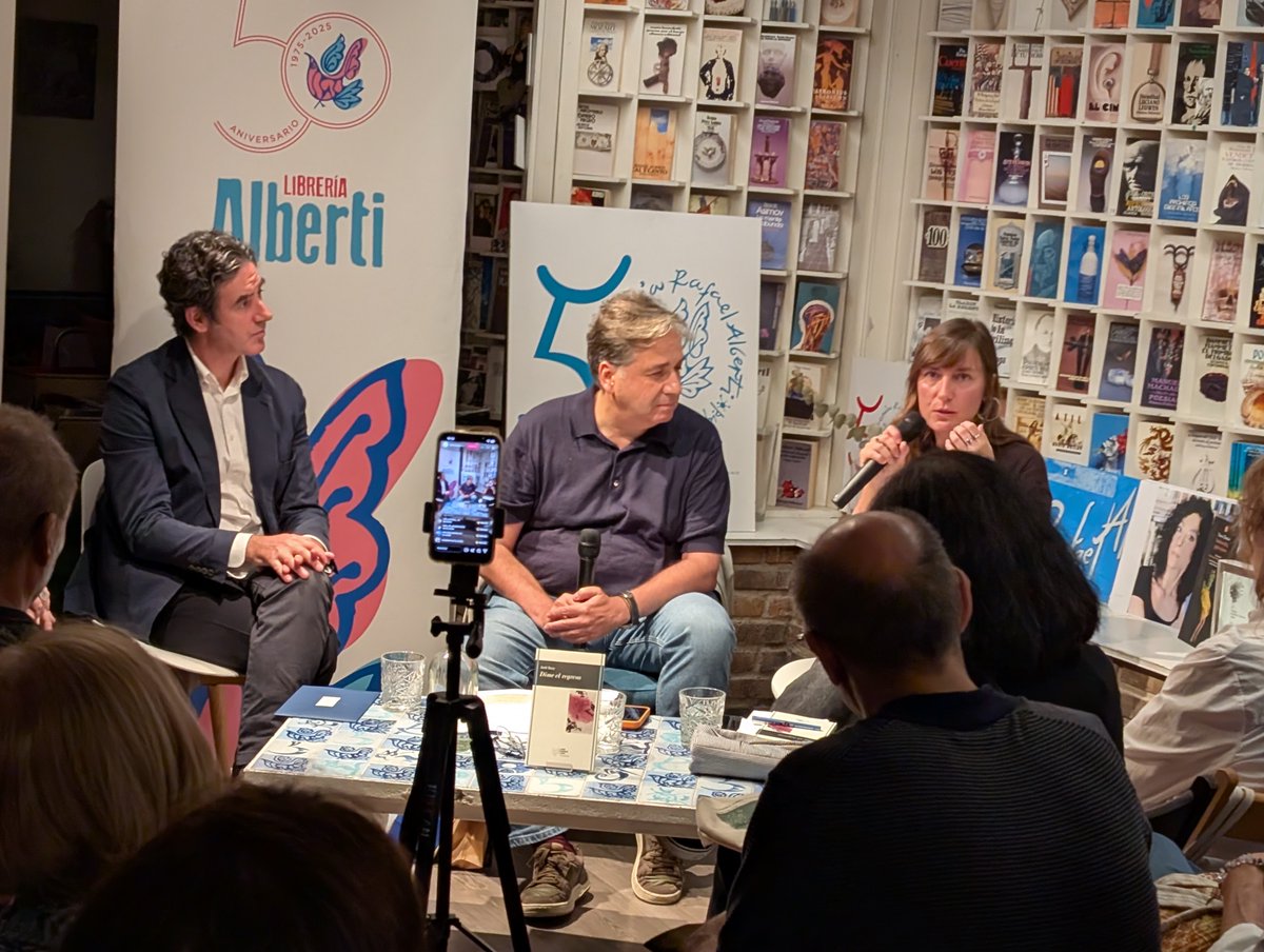 Calbarro's tweet photo. El viernes pasado tuvimos el placer de asistir a la presentación de un gran libro: 'Dime el regreso', de @JordiDoce. Lo presentaron la sagaz Azahara Alonso y el editor de Vandalia en la @FundacionJMLara, Ignacio F. Garmendia. Conversación y poesía en la @LibreriaAlberti. https://t.co/4IxbBfLcvm
