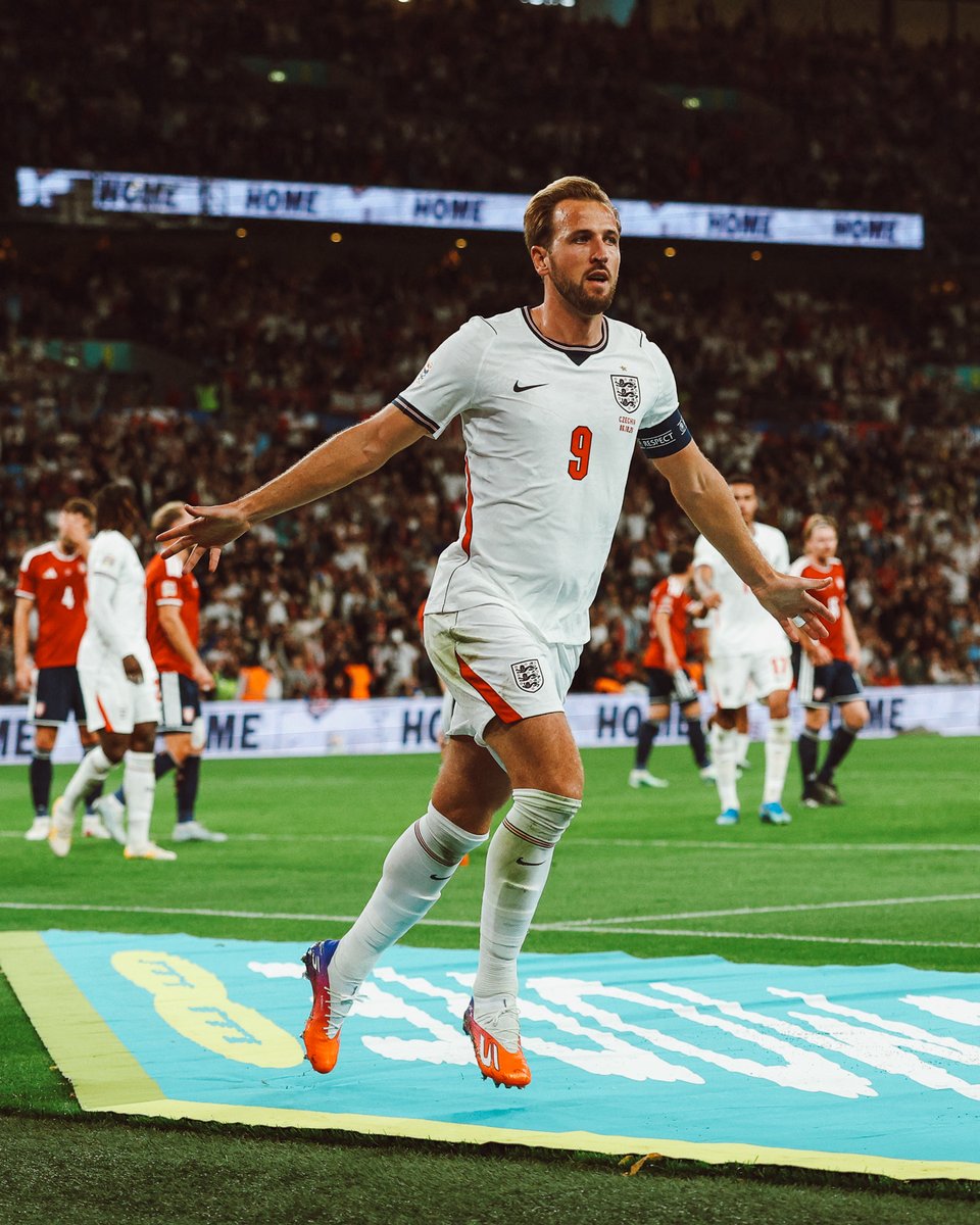SpursOfficial's tweet photo. An historic milestone 👏

Congratulations to Harry Kane, who has become become England’s joint most-capped player 🦁 https://t.co/eGeb7ZnXQY