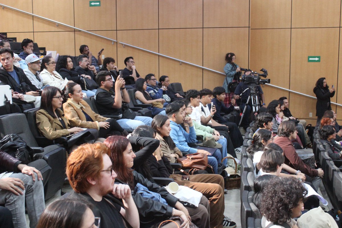 Comunidad_UNAM's tweet photo. ¡Así se vivió la Gran Final de la 6.ª edición del Climatón UNAM!
17 equipos finalistas presentaron sus propuestas para enfrentar la emergencia climática.
¡Gracias por impulsar soluciones sustentables!
#ComunidadUNAM #ComunidadSustentable
@climatonunam @UNAM_PINCC @revista_unam https://t.co/pYZENGa1X2