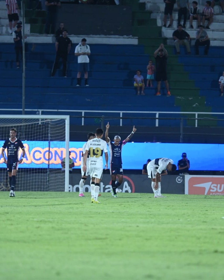 d10paraguay's tweet photo. ⚽ Con gol de Orlando Gaona Lugo, Nacional derrota parcialmente por 1 – 0 a Olimpia en el Defensores del Chaco en el cierre de la fecha 13 del torneo Clausura 2026.
📸 Daniel Duarte - Última Hora
#CopaDePrimera #Deportes #D10 https://t.co/e3VQbyHjbc
