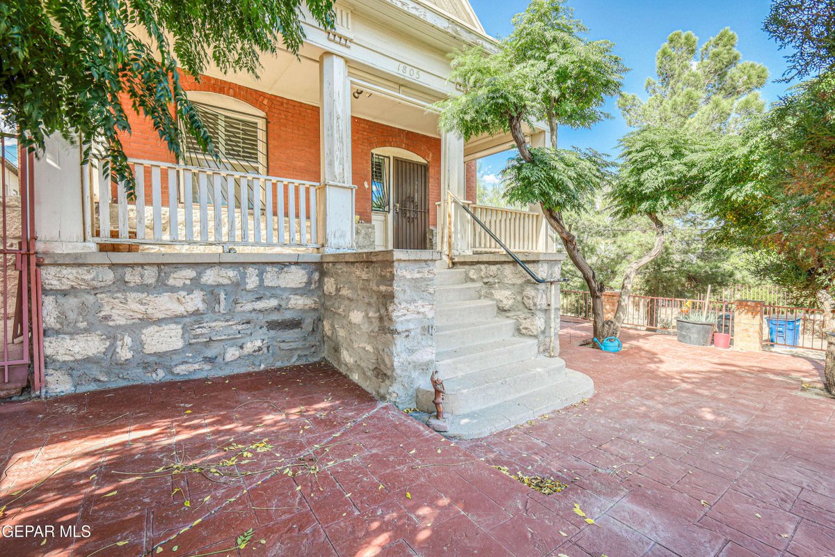 JRod7912's tweet photo. New Listing: 1805 ARIZONA AVE, El Paso — 5 beds, 2 baths, 2,665 sq ft with original hardwood floors. $2,200. Schedule a showing. #NewListing
https://t.co/6ZMHvN8Pjx https://t.co/q9LL6nxG4z