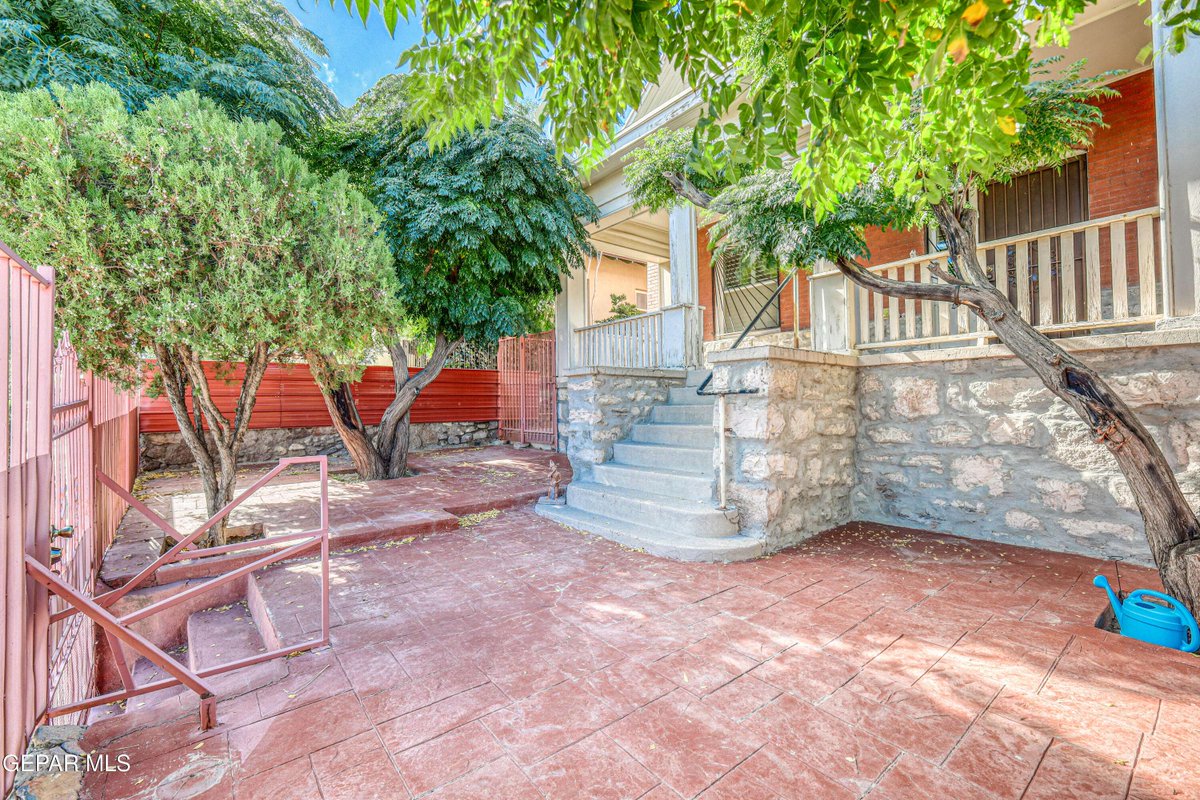 JRod7912's tweet photo. New Listing: 1805 ARIZONA AVE, El Paso — 5 beds, 2 baths, 2,665 sq ft with original hardwood floors. $2,200. Schedule a showing. #NewListing
https://t.co/6ZMHvN8Pjx https://t.co/q9LL6nxG4z