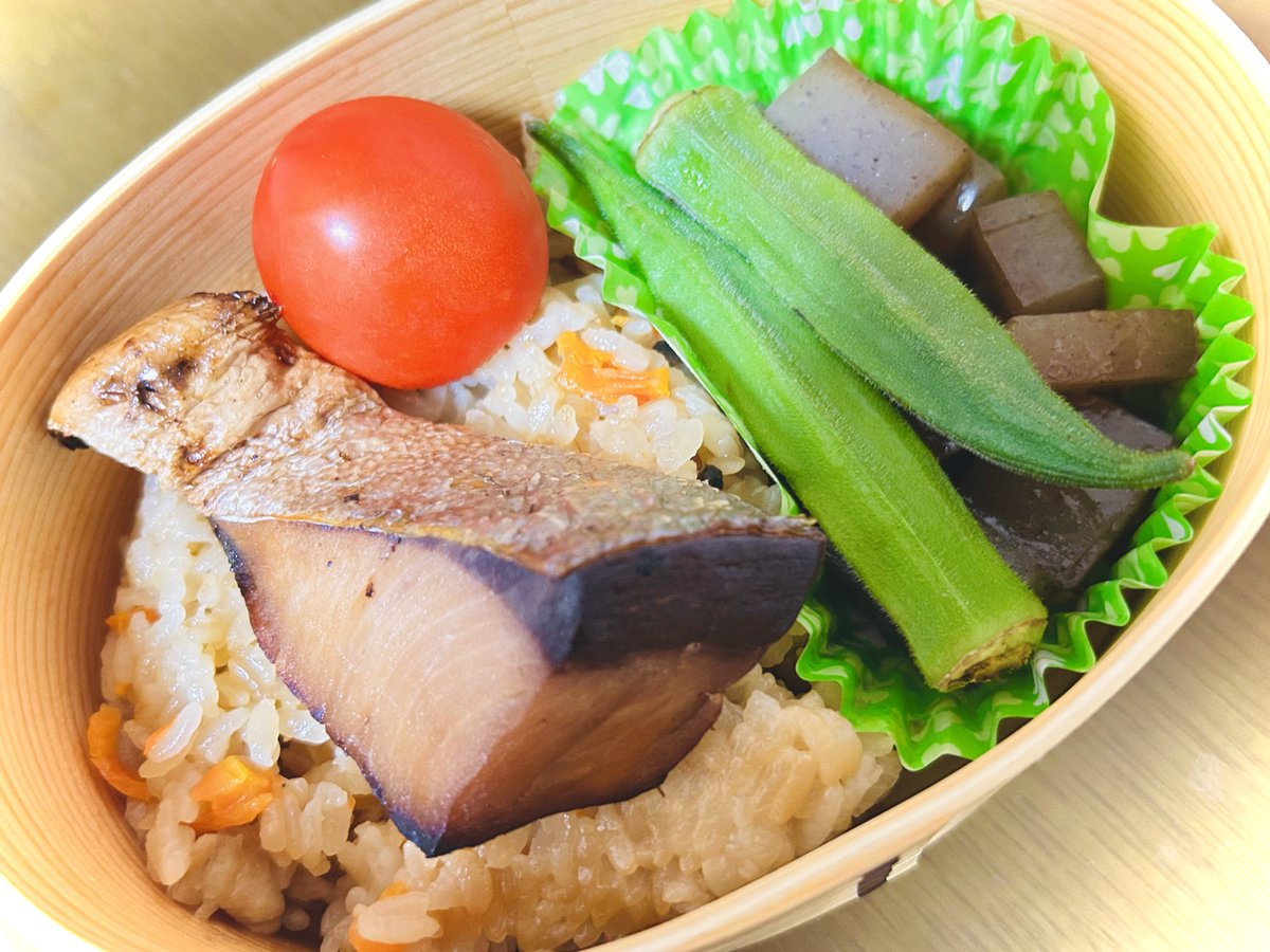 udlbb's tweet photo. お弁当

炊き込みご飯
ぶりの照り焼き
こんにゃくの甘辛煮
オクラ,トマト

#お弁当 #お昼ごはん #料理好きな人と繋がりたい #お弁当写真 #お弁当作り #お昼ご飯 https://t.co/16qZbFZQgW