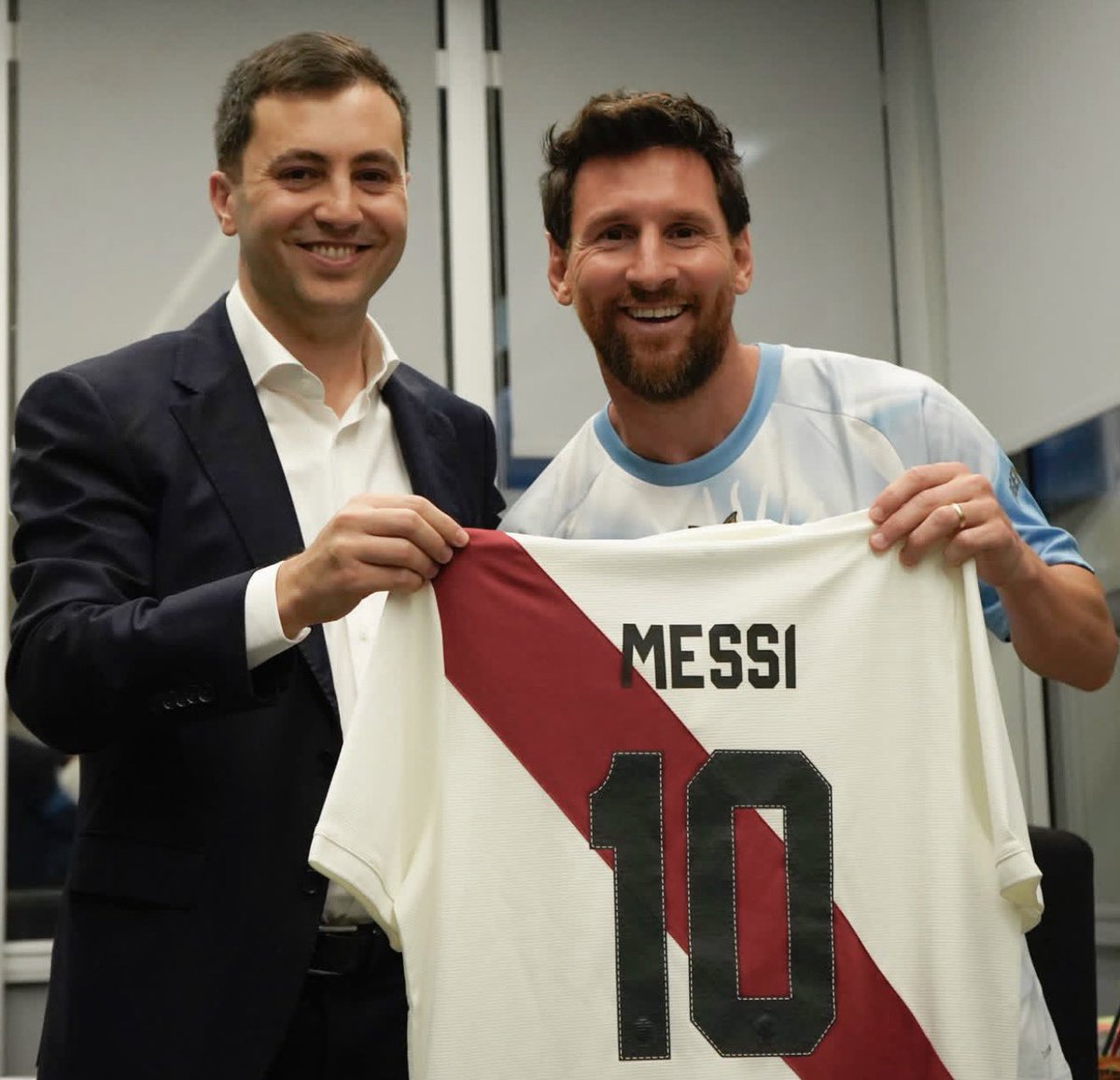 FabrizioRomano's tweet photo. 🔴⚪️ Official: Lionel Messi has been named an Honorary Member of River Plate.

Accompanied by club president Stefano Di Carlo, Messi received the membership card recognizing him as an Honorary Member, a commemorative plaque and the Manto Sagrado with his name on it. @RiverPlate https://t.co/rw3JdToVDf