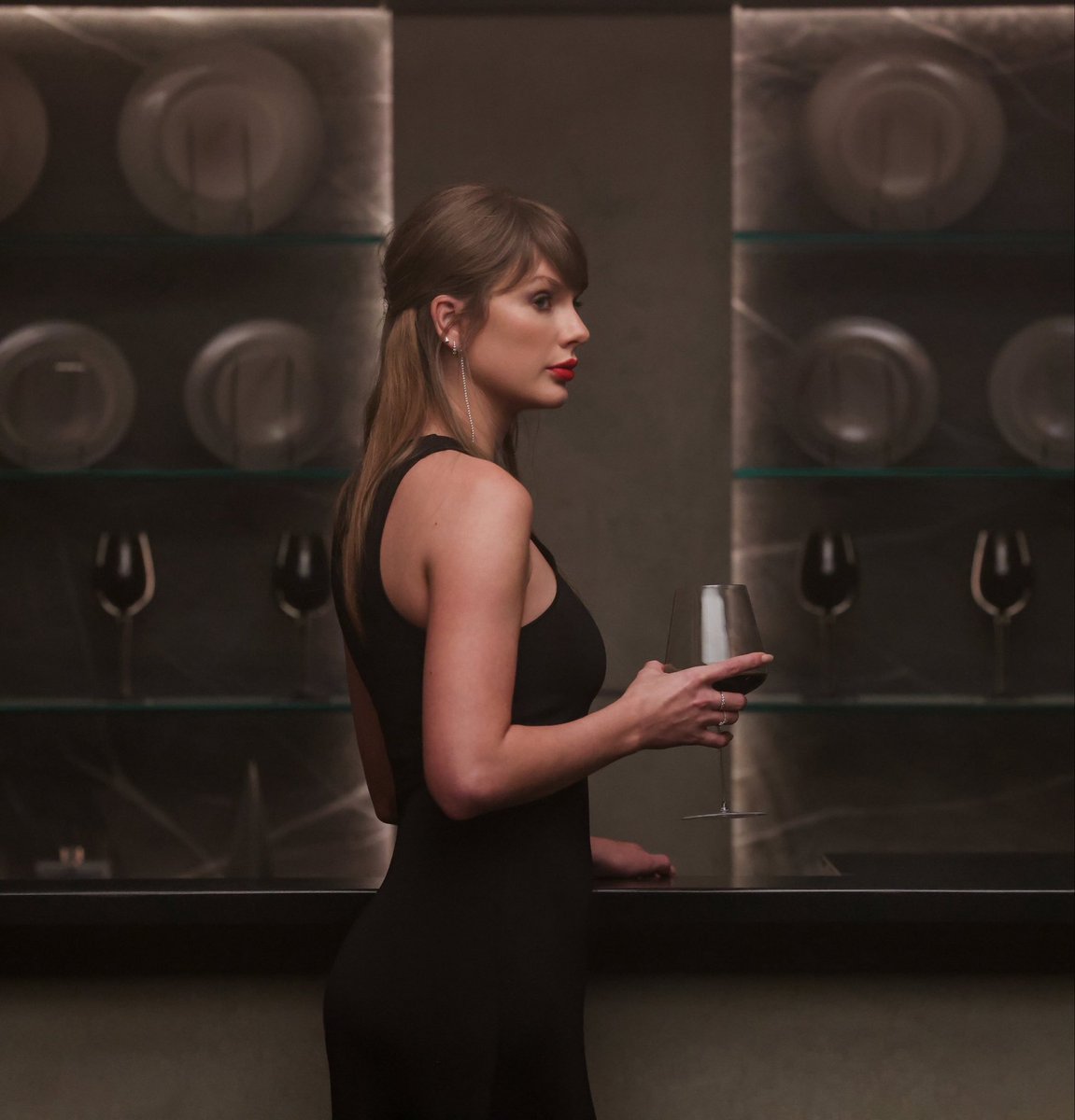 talkofthecharts's tweet photo. Taylor Swift is expected to become the first soloist ever to spend 100 weeks at #1 on the Billboard 200 chart. https://t.co/PSm3dzB4En