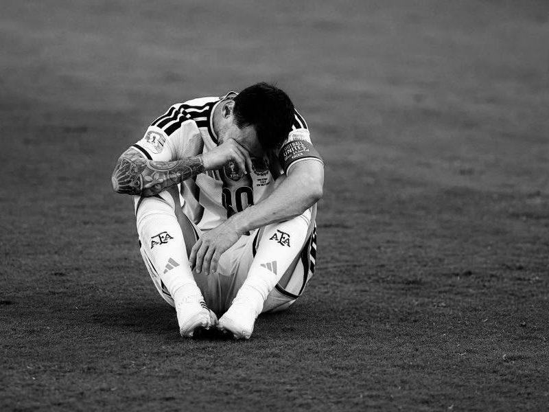 10ola_'s tweet photo. ودّعتُ ميسي مرتين

مرّةً حين غادر برشلونة
فظننتُ أنني عرفتُ معنى الوداع

ومرّةً حين يرحل عن الأرجنتين 
فأدركتُ أنني لم أعرفه بعد

مرّتان أُغلق فيهما بابٌ
تمنّيتُ لو ظلّ مفتوحًا للأبد

وداعًا يا ميسي
للمرّة الأخيرة https://t.co/gLjmssZHgn