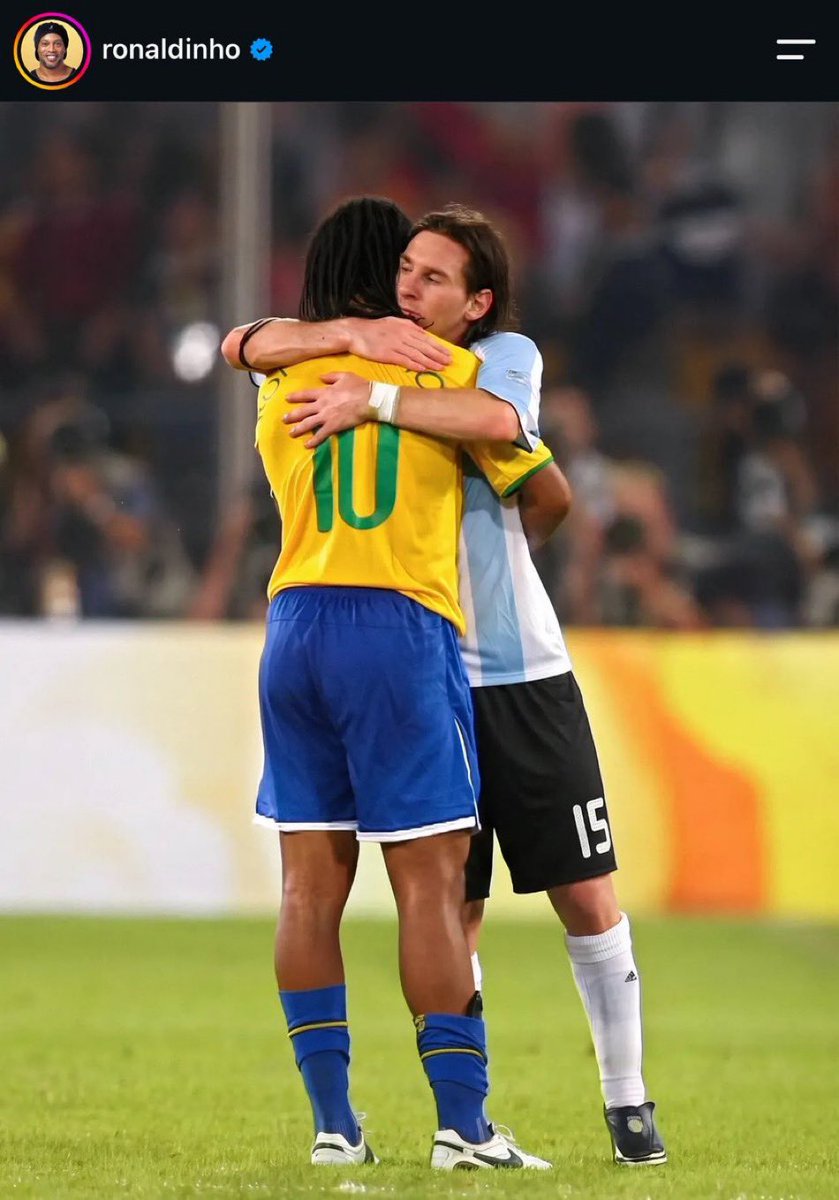 Somhiseremfcb's tweet photo. 📱Ronaldinho en su IG: 

"¡Desde el primer día de tu carrera, hermano! Nos hiciste sonreír y sentirnos orgullosos mientras cumplíamos nuestro sueño de infancia, que es representar a todos a través de tu selección y tu país…

Te entiendo perfectamente, y sé que todo lo relacionado con la familia nos hace replantearnos algunas cosas…

Disfruta de la vida, hermano, te deseo toda la suerte del mundo, hoy y siempre."