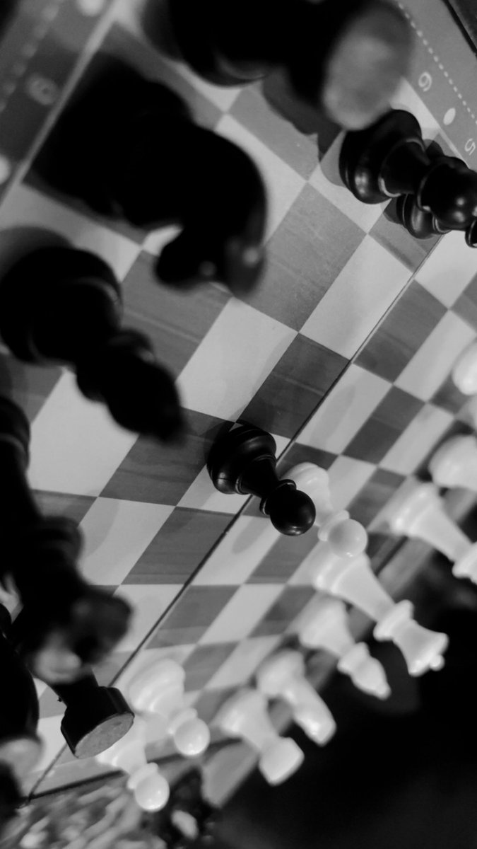 MideDavid6's tweet photo. I’m so in love with this photo I took. Chess is such a beautiful game the way. 

Can we call this a perfect shot? 📸 https://t.co/imDofqFABp