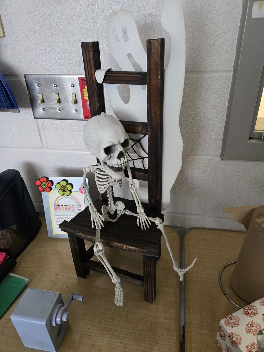 MsZs_Class's tweet photo. Math talks focused on landmark numbers and adjusting. Ss also practised their first descriptive writing paragraphs and had sentence starters to help them with organization. Finally, meet our newest member of the skeleton family. Soon, our big skeleton will have a new name! https://t.co/A8VVertLEv