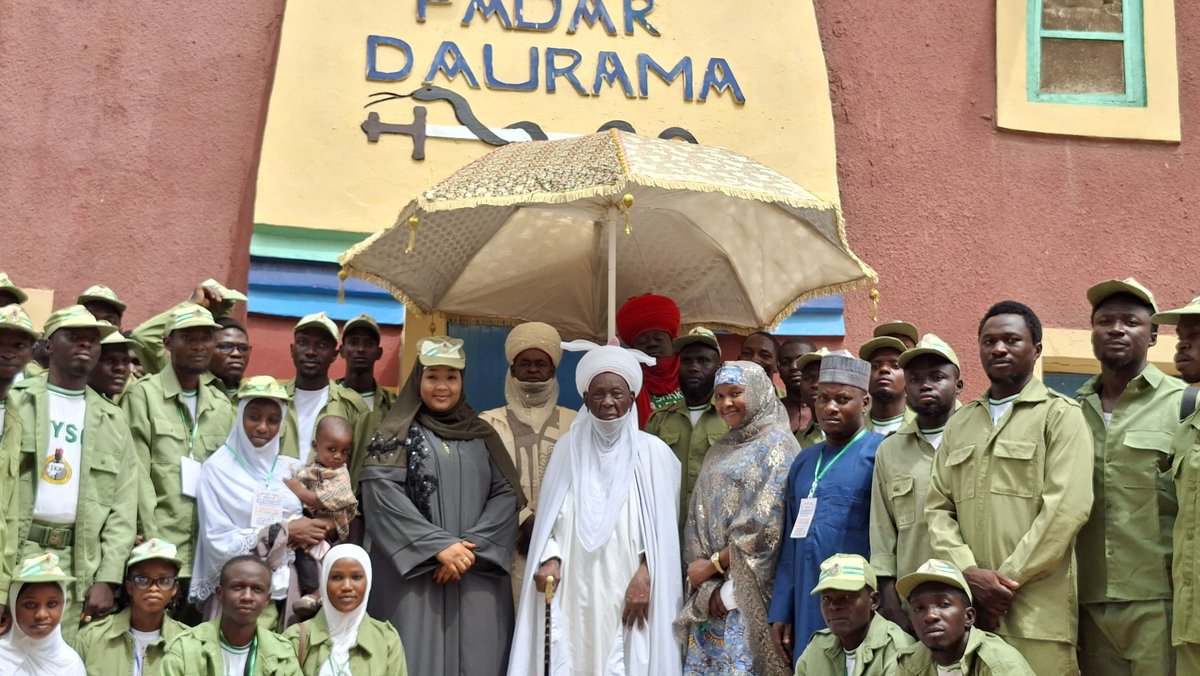samonlinemedia's tweet photo. Mai Martaba Sarkin Daura, Alhaji Dr. Umar Faruk Umar CON, ya karɓi baƙuncin ƴan bautar ƙasa NYSC daga shiyyar Daura, inda ya ba su tarihin Masarautar Daura da al’adunta.
https://t.co/gQdpBQByEn https://t.co/dxYmcWmyk3