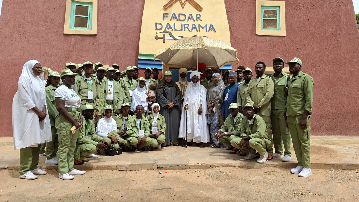 samonlinemedia's tweet photo. Mai Martaba Sarkin Daura, Alhaji Dr. Umar Faruk Umar CON, ya karɓi baƙuncin ƴan bautar ƙasa NYSC daga shiyyar Daura, inda ya ba su tarihin Masarautar Daura da al’adunta.
https://t.co/gQdpBQByEn https://t.co/dxYmcWmyk3