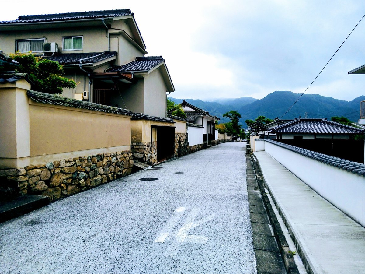 mahiru519's tweet photo. 伯備線の１１５系運用が消滅したらしい。
今年６月、高梁市へ旅行した時に備中高梁→倉敷で乗ったのがそれだった。
土曜の朝でそれほど混んでおらず、ゆっくりと川や山の風景を堪能できたのは良い思い出🥺
古い列車に乗りたくて乗ったけど無くなるとは⋯
(写真は高梁市の武家屋敷通り） https://t.co/fu2eJR1epA