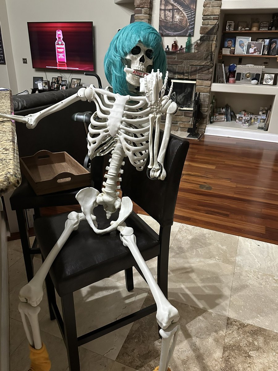 MrsGuitarbizon's tweet photo. Started my Halloween decorating, I don’t have the energy to do it all at once anymore, and with all the rain I might not do outside https://t.co/Xt4MHQSlkp