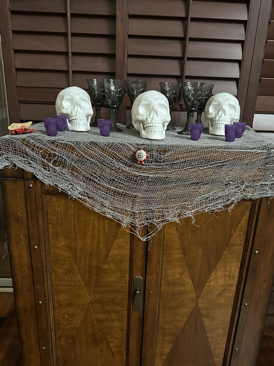 MrsGuitarbizon's tweet photo. Started my Halloween decorating, I don’t have the energy to do it all at once anymore, and with all the rain I might not do outside https://t.co/Xt4MHQSlkp