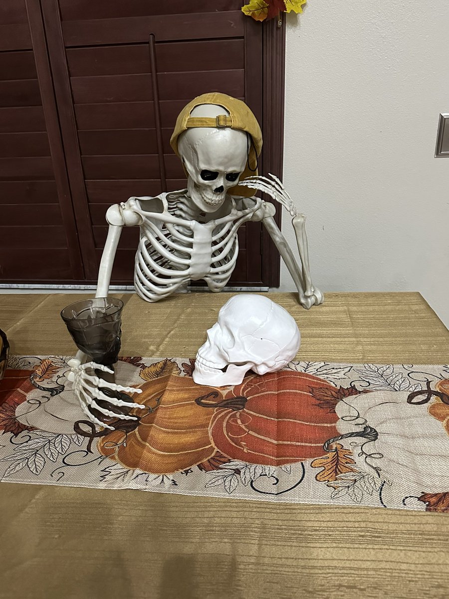 MrsGuitarbizon's tweet photo. Started my Halloween decorating, I don’t have the energy to do it all at once anymore, and with all the rain I might not do outside https://t.co/Xt4MHQSlkp