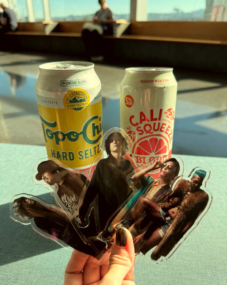 saicosaicoroco's tweet photo. Minamiが持ってるビールwwww私もAftershockで飲んでた🍺✨フルーティーテイストでするっと飲めるタイプだよ🍻空港でも見つけたのでコレ(笑) https://t.co/N8ioc1zX2x