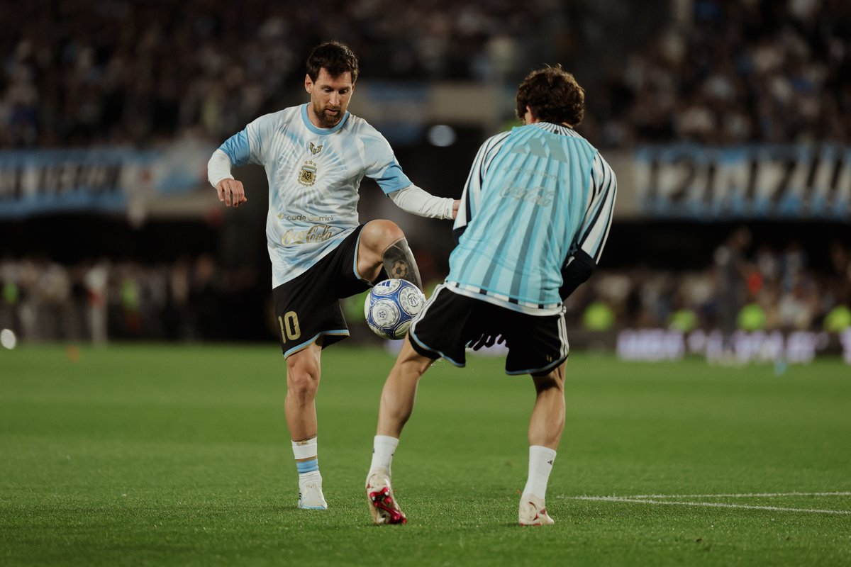 Argentina's tweet photo. #AD10S 🐐 

📸 Unas más del calentamiento

Ahora sí, prepárense 🔥 https://t.co/GM6S94Fl2u