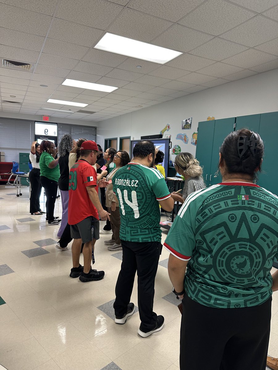 CantuLuzdivina's tweet photo. First “Bite-sized” PD this year was a success! Sometimes little things have a BIG impact! Can’t wait to see these strategies in the classroom. @Sheldon_Tigers @lead4ward https://t.co/OADAbGMoJ3