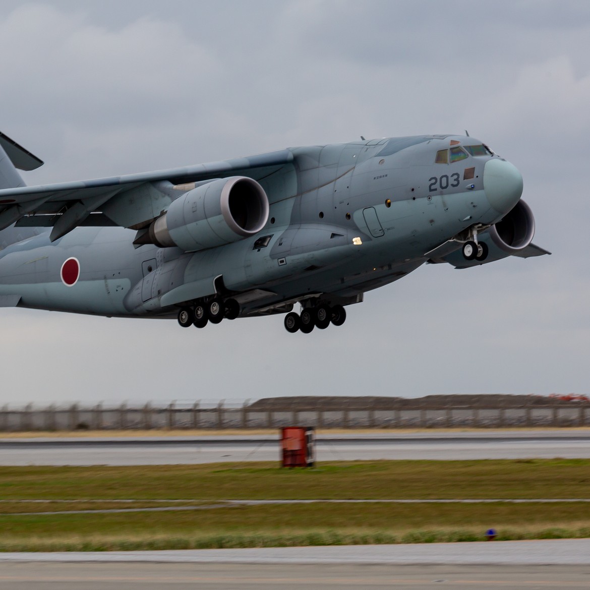 promptdora's tweet photo. JP.7012 Kawasaki Heavy targets FY2030 revenue above ¥3.3tn and business profit above ¥330bn (10%+ margin), vs ¥2.56tn / ¥180bn seen this year. Lifts 2030 defense sales outlook to ¥700–800bn (was ¥500–700bn); ~¥1.3tn FY27–30 cash plan. https://t.co/BQf81KCS6C