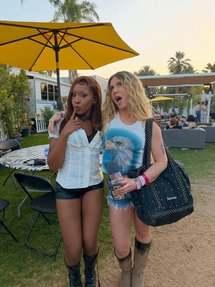 updatesnatanya's tweet photo. when u cool with everybody https://t.co/HyOvevierh