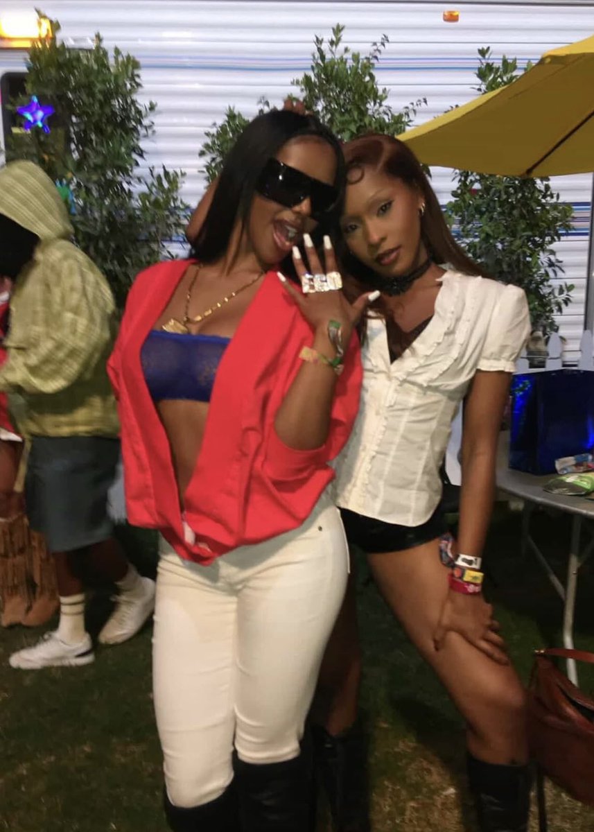 updatesnatanya's tweet photo. when u cool with everybody https://t.co/HyOvevierh