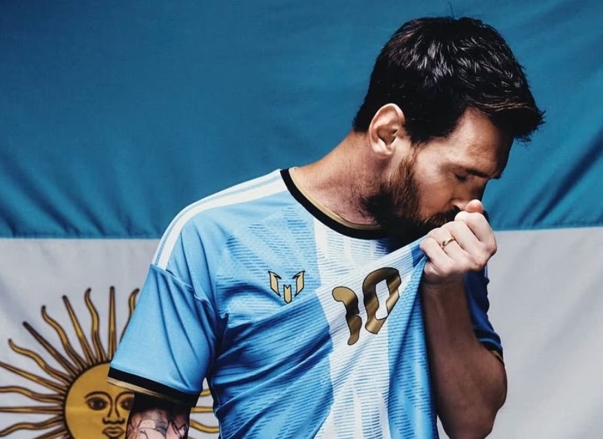 danielscioli's tweet photo. Lionel, hoy un país entero vuelve a decirte gracias.

Gracias por representar a la Argentina con grandeza, humildad y pasión, y por regalarnos las alegrías más grandes con la Selección Argentina. 

En un Monumental colmado de gente de todo el país, te abrazamos una vez más en el comienzo de una nueva etapa. 

¡Gracias, Capitán. Esta siempre será tu casa!