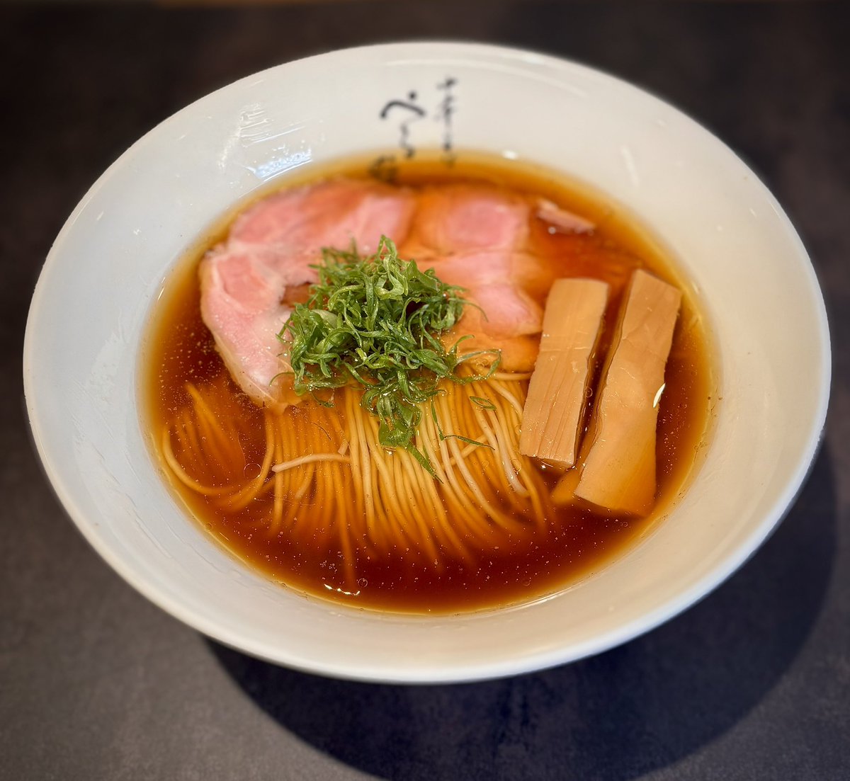 perdrix_jp's tweet photo. おはようございます！   

10/7  (水)も11時よりご来店をお待ちしております。    
営業時間は11:00〜14:45LO。  

🔸地鶏そばNOIR 
🔸地鶏そば BLANC
🔸いりこそば

#中華そばぺる鶏 
#自家製麺　#地鶏そば
#群馬ラーメン  #高崎ラーメン https://t.co/uQQN7MD8St