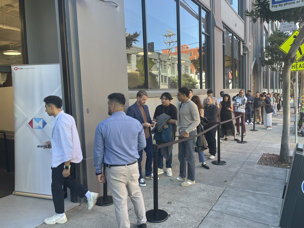 ulenever's tweet photo. sf this week is hot. Basically every building with a queue. Only in sf. #sftechweek https://t.co/OX1fAZZzZG