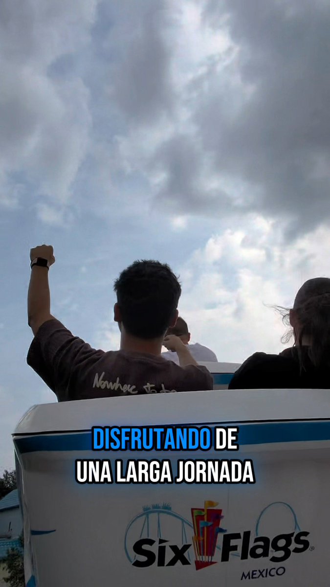 A person raises their fist in the air from a roller coaster at Six Flags Mexico, with text overlay reading 'DISFRUTANDO DE UNA LARGA JORNADA'.