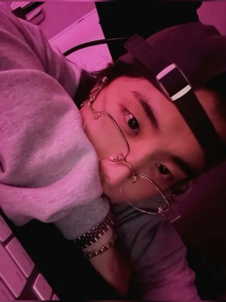 star_gxzing's tweet photo. Close enough - #Jeongsung #Os 🔞

Todos creían que Jisung odiaba a Jeongin. Él se encargaba de demostrarlo cada día. Pero cuando una puerta se cierra y quedan atrapados juntos en una fiesta, las razones detrás de tanto rechazo comienzan a salir a la luz. https://t.co/g6WjG4Lo3n