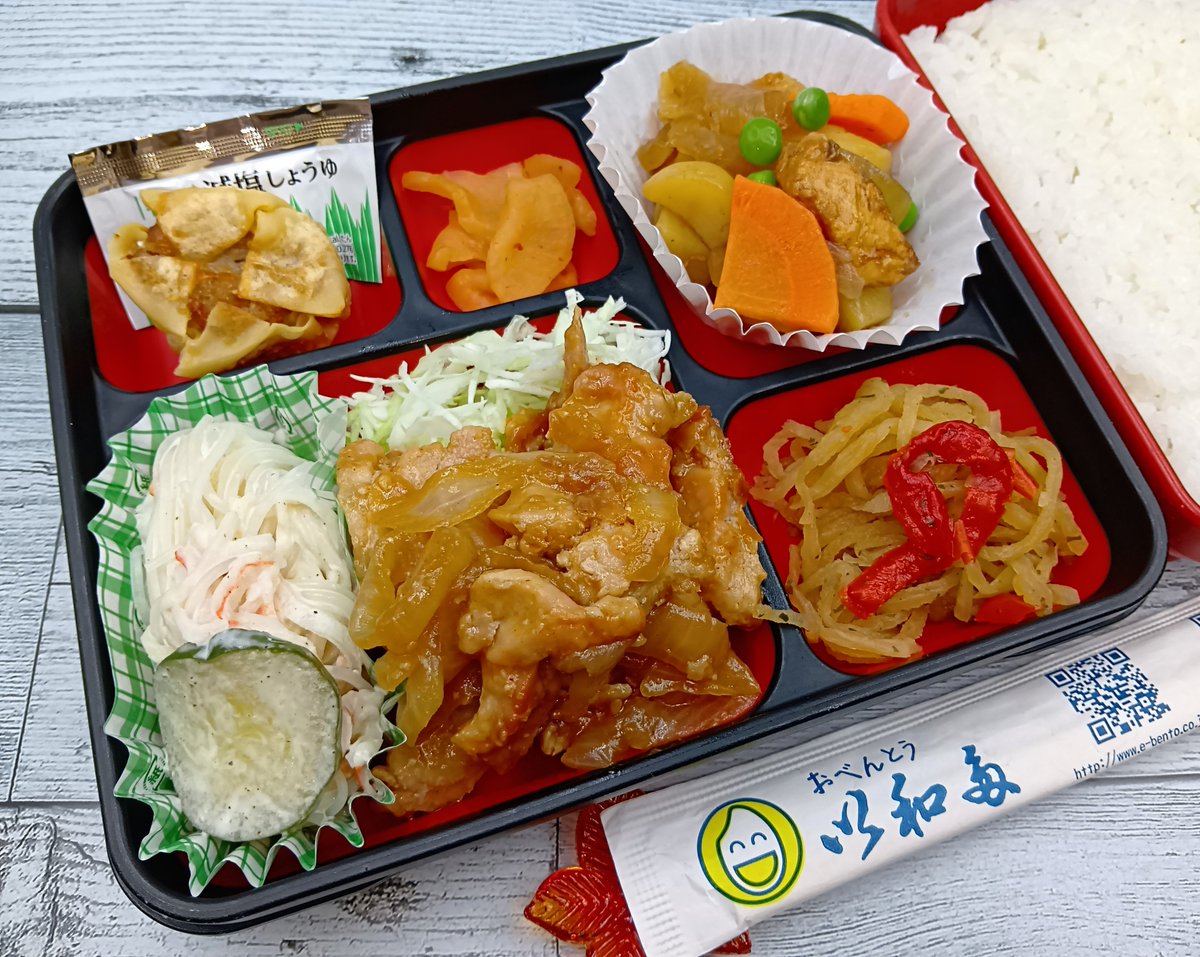 obento_iwata's tweet photo. ホクホクのじゃが芋や玉ねぎ、人参、鶏肉を使い、ウスターソースとチキンコンソメをプラス🧑‍🍳
お肉の旨味（イノシン酸）と、野菜の旨味、そしてウスターソースのスパイス感が引き立つ肉じゃが✨
どうぞ召し上がれ❣️

#い和多　#お弁当　#スマートミール　#ランチ　#お昼ごはん　#デリバリー https://t.co/QHb0tFog7f