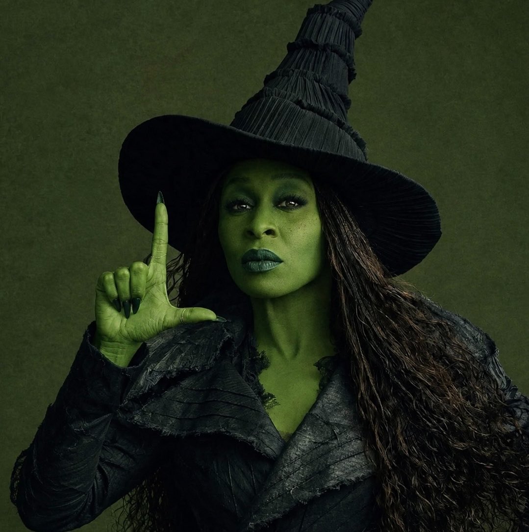 wickedmusicalbr's tweet photo. Wicked é política.

A obra fala de poder.

De Fake News.

De preconceito.

De perseguição.

De minorias.

De autoritarismo.

De quem controla a narrativa. https://t.co/zFAMfobcKV
