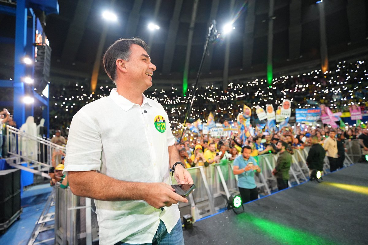 Reporter_Samuel's tweet photo. Pessoal! Pedir ajuda de vocês: nosso alcance é gigante. Estamos em várias frentes postando e indo com tudo para eleger @FlavioBolsonaro presidente!

Precisamos que nos sigam, deem rt nas nossas publicações e estejam atentos!

Venceremos! 🇧🇷🙏🏻 https://t.co/pMiBD7gB9V