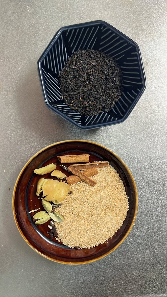 Cymbaltachan's tweet photo. おは

気圧のせいで頭痛、首痛が酷くあまり眠れず
今日は休日出勤の振替でお休みすることに

風邪は喉と少しの咳
身体はだいぶ楽になったかな

気分は低調、崩れる予感

眠っていたスパイスを掘り起こし、チャイを煮出した

今日はいくつかやりたい事がある
できたらいいな、できなくてもそれはそれで https://t.co/tSebte5AnS