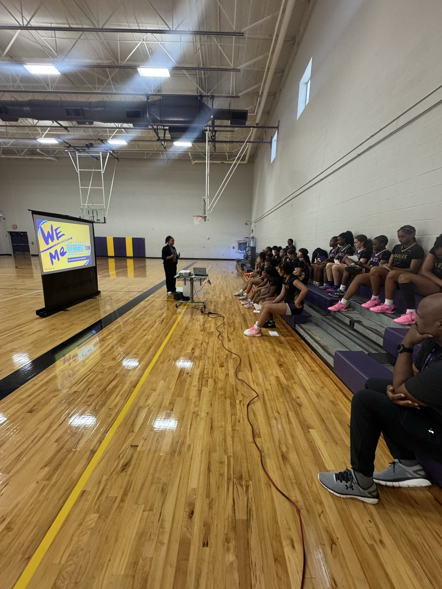 LE_HOOPS's tweet photo. We are super grateful to have @poshmisty3 swing by to discuss a #teamfirst mentality‼️
“…it’s important to have mutual accountability within your program;
WE/ME…”
@RichardsonHS1 @RISDAthDept @RichardsonISD
#LE5weekchallenge #LEgacy #TEAMfirstweek https://t.co/ccIBWJ0YD2