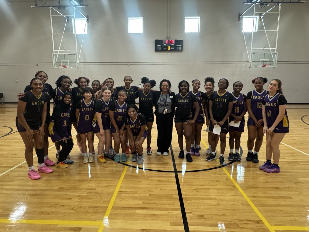 LE_HOOPS's tweet photo. We are super grateful to have @poshmisty3 swing by to discuss a #teamfirst mentality‼️
“…it’s important to have mutual accountability within your program;
WE/ME…”
@RichardsonHS1 @RISDAthDept @RichardsonISD
#LE5weekchallenge #LEgacy #TEAMfirstweek https://t.co/ccIBWJ0YD2