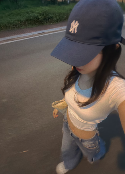 Quatarll's tweet photo. 不纠结于现在，不忧虑于未来。人生中不存在任何必须的事情，只存在不必要的期待。没有任何期待和面子的人生是美好和自由的，因为这样，人才能听到自己的心。早安。#宁波  #女大  #反差 https://t.co/XkSaLFu5zF