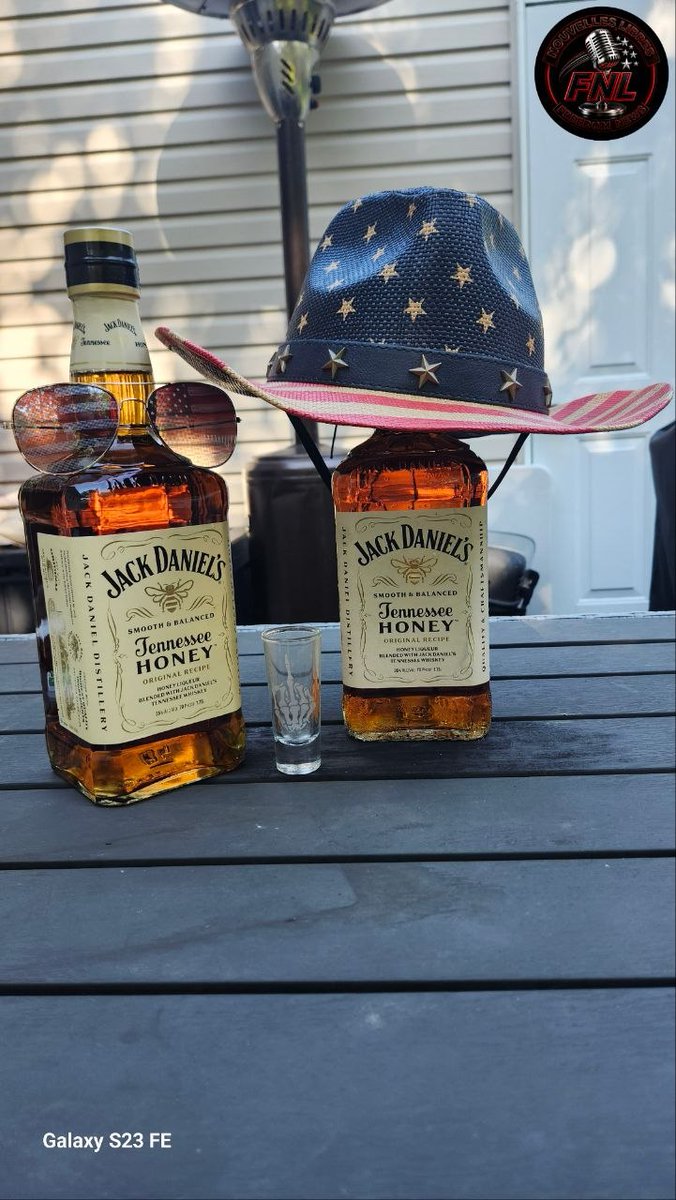 DanbQc's tweet photo. 🇺🇸RELATIONS QUÉBEC-ÉTATS-UNIS 
Aidons à détendre les relations entre le Québec et les États-Unis: remettez les bouteilles d'alcool et de vins américains sur les tablettes de la SAQ!
🍻🥂🥃🍸🍾 I drink to that!
@FNLfreedomnews @PaulPlamondon @POTUS @realDonaldTrump @elonmusk #saq https://t.co/HQe65MOfHL