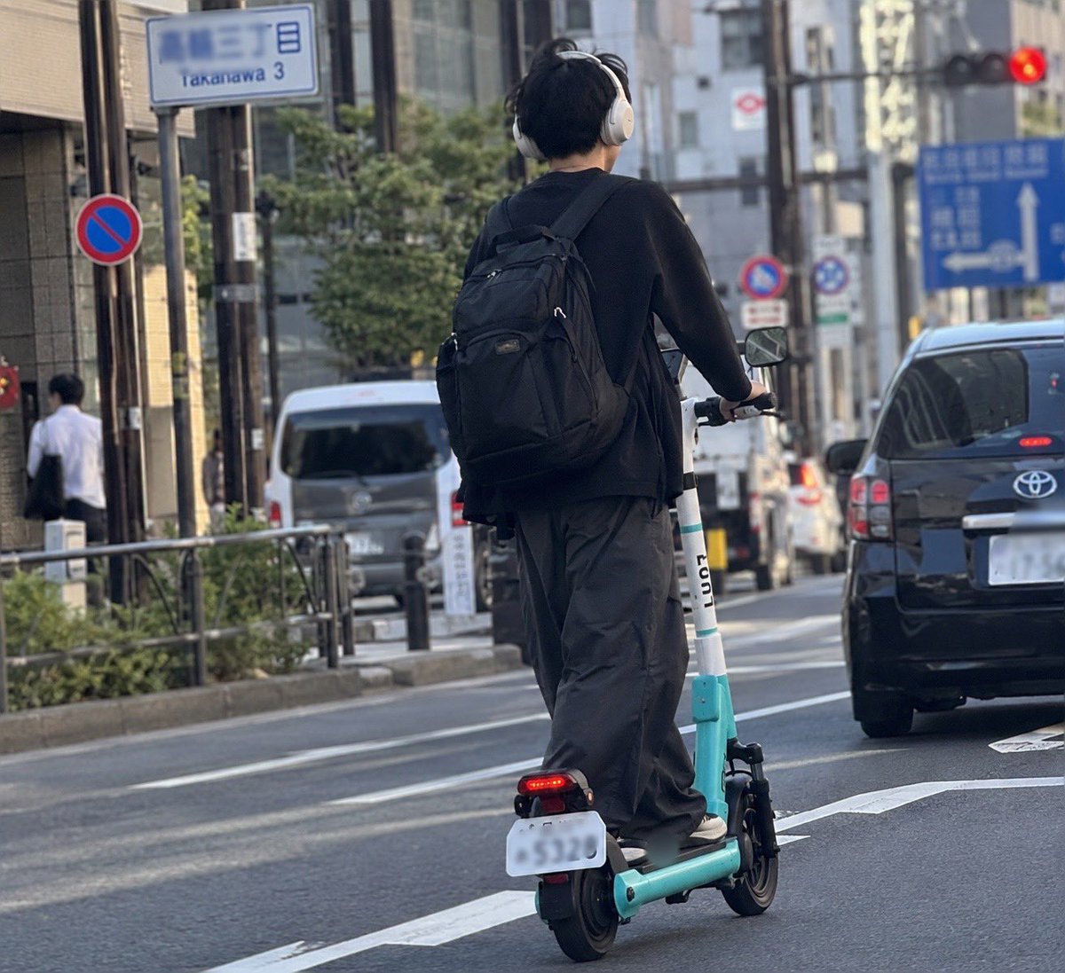 doctor_birkin's tweet photo. さっき見た光景が怖すぎた

ノイズキャンセリングヘッドホンつけて
LUUP運転してる人がいた

車の音も
クラクションも
周囲の異変も
聞こえにくくして公道を走る

マジで世の中どうなってるんだ

事故を起こす前に
早く捕まってほしい https://t.co/0l894o5eeL
